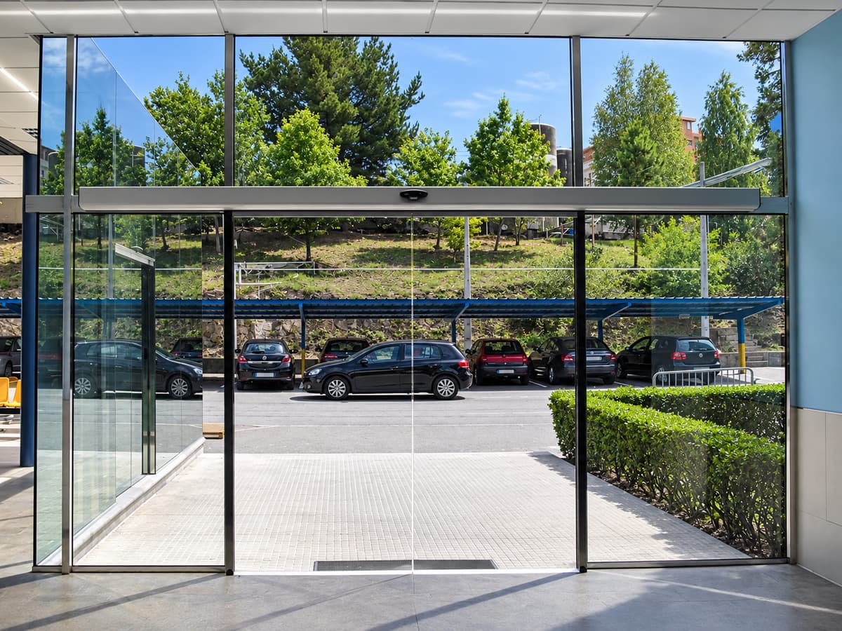 Puerta de cristal instalada por Cristalería Senín en Pontevedra