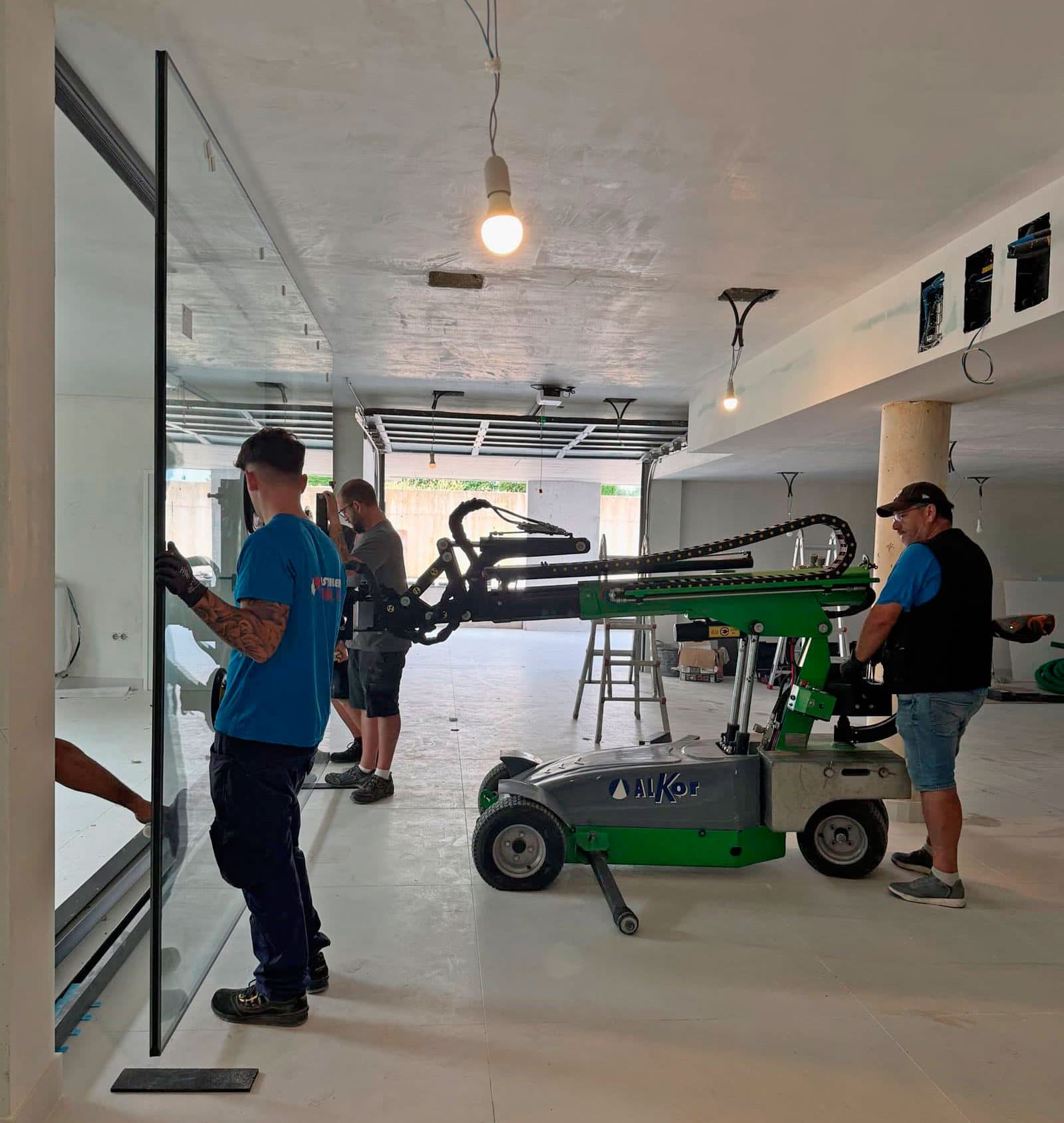 Equipo de Cristalería Senín instalando vidrio en una obra de Pontevedra