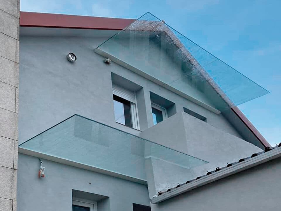 Cristales exteriores de un doble acristalamiento sellado en Caldas de Reis