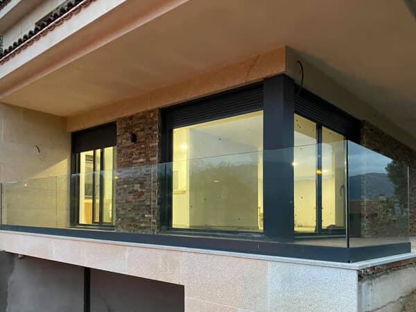 Fabricación de puertas y ventanas de cristal en Caldas de Reis