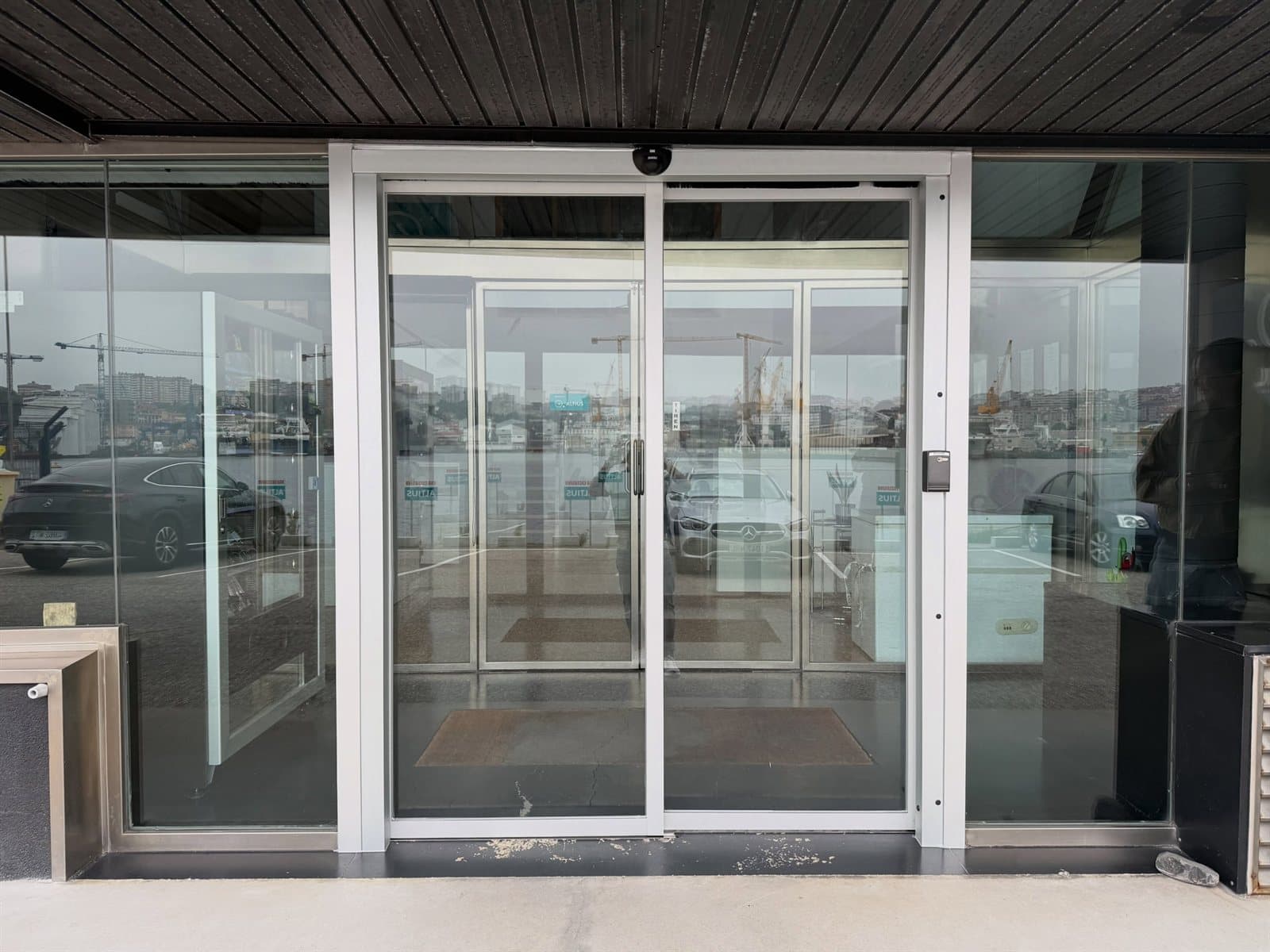 Instalación de ventanas y acristalamientos por Cristalería Senín en Pontevedra